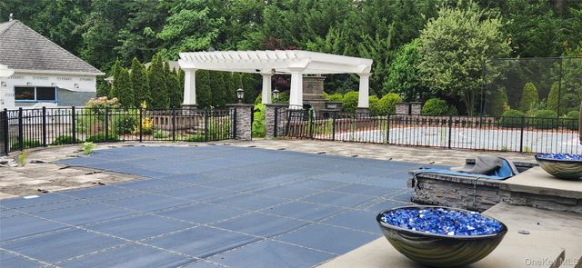 7 Arista Court, Dix Hills, NY 11746