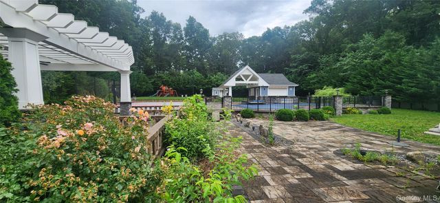 7 Arista Court, Dix Hills, NY 11746