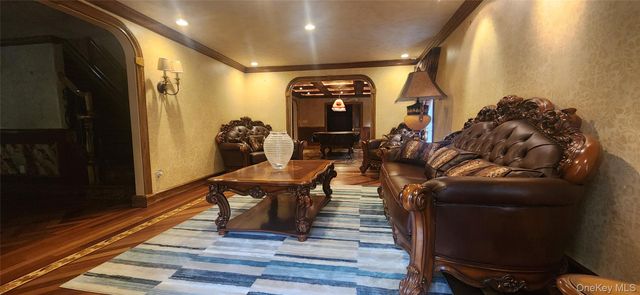 7 Arista Court, Dix Hills, NY 11746