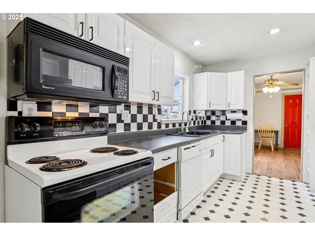 224 Ne 92ND Pl, Portland, OR 97220