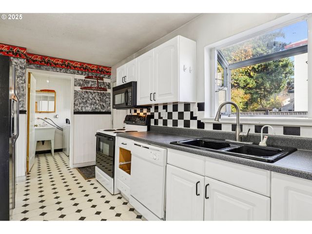 224 Ne 92ND Pl, Portland, OR 97220