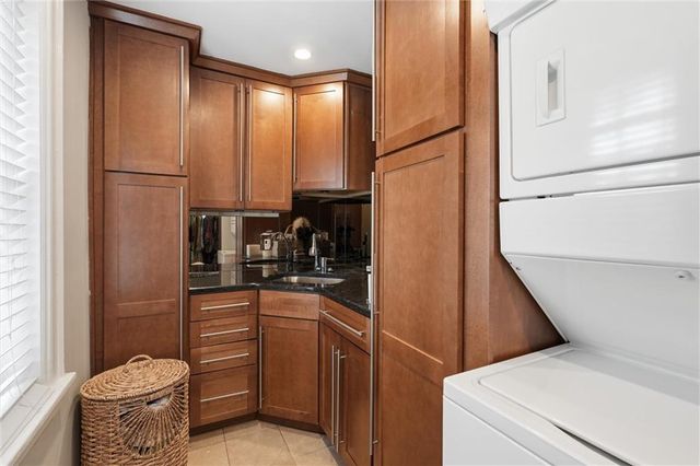 807 W 48th Street 602, Kansas City, MO 64112