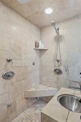 807 W 48th Street 602, Kansas City, MO 64112