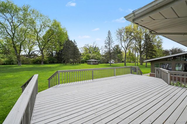 1226 Woodkrest Drive, Flint Charter Township, MI 48532