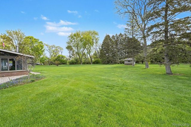 1226 Woodkrest Drive, Flint Charter Township, MI 48532