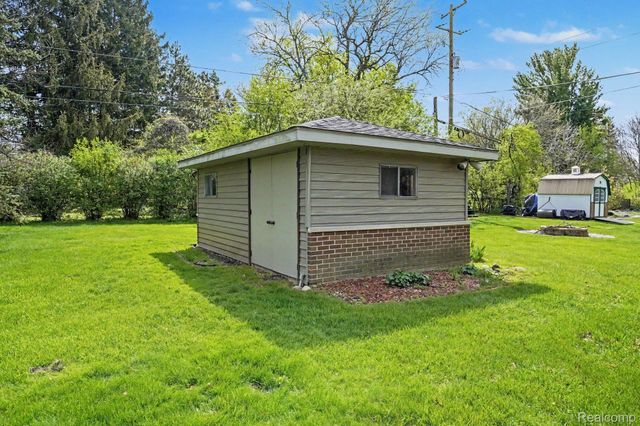 1226 Woodkrest Drive, Flint Charter Township, MI 48532