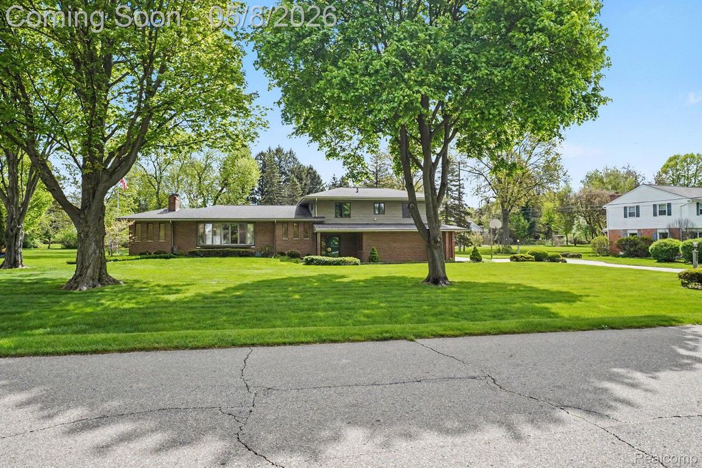 1226 Woodkrest Drive, Flint Charter Township, MI 48532