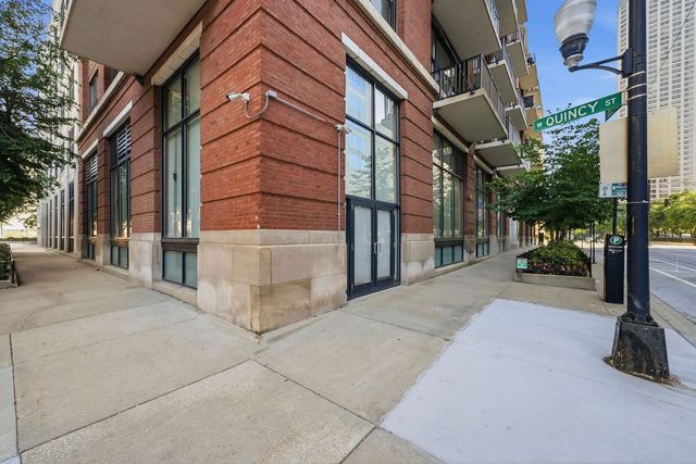 210 S Desplaines Street SE, Chicago, IL 60661