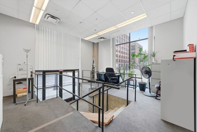 210 S Desplaines Street SE, Chicago, IL 60661