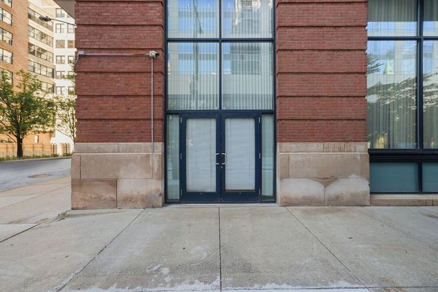 210 S Desplaines Street SE, Chicago, IL 60661