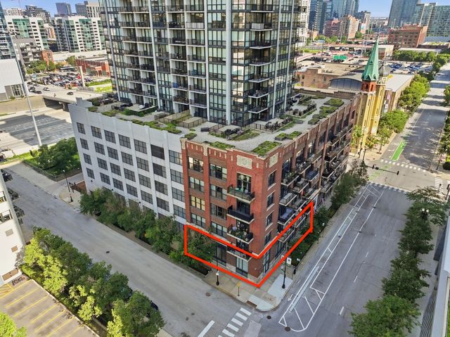 210 S Desplaines Street SE, Chicago, IL 60661