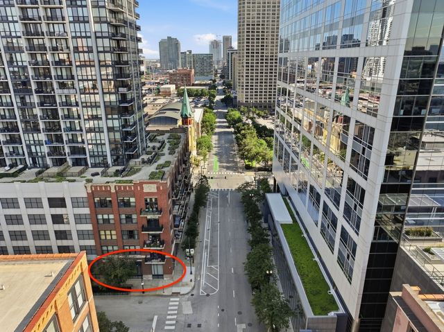 210 S Desplaines Street SE, Chicago, IL 60661