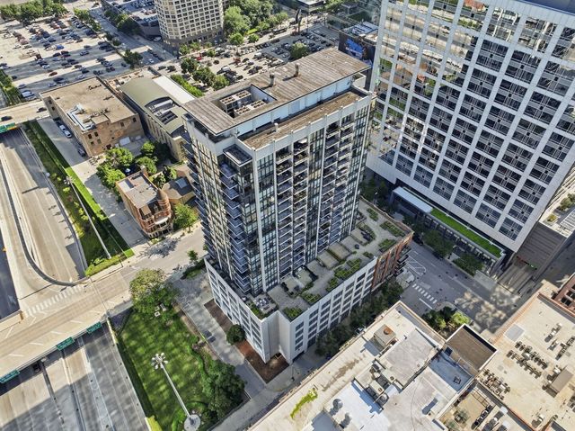 210 S Desplaines Street SE, Chicago, IL 60661