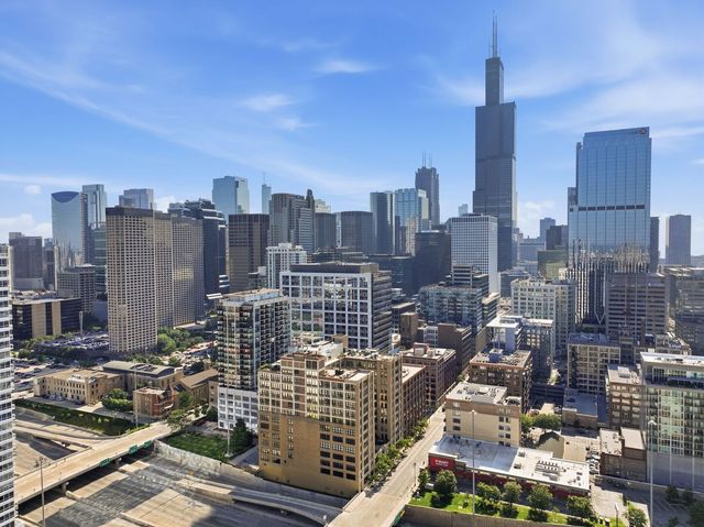210 S Desplaines Street SE, Chicago, IL 60661