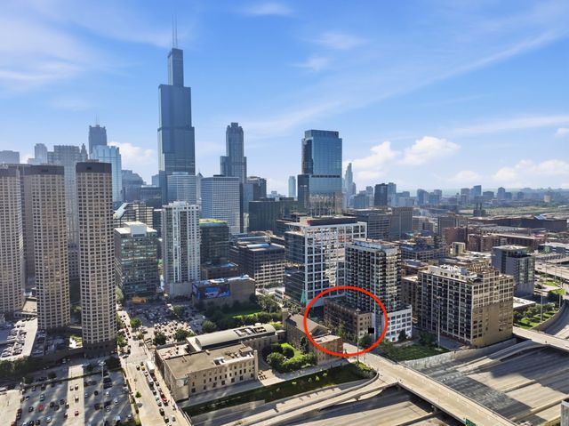 210 S Desplaines Street SE, Chicago, IL 60661