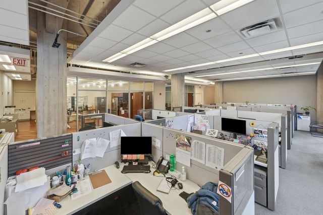 210 S Desplaines Street SE, Chicago, IL 60661