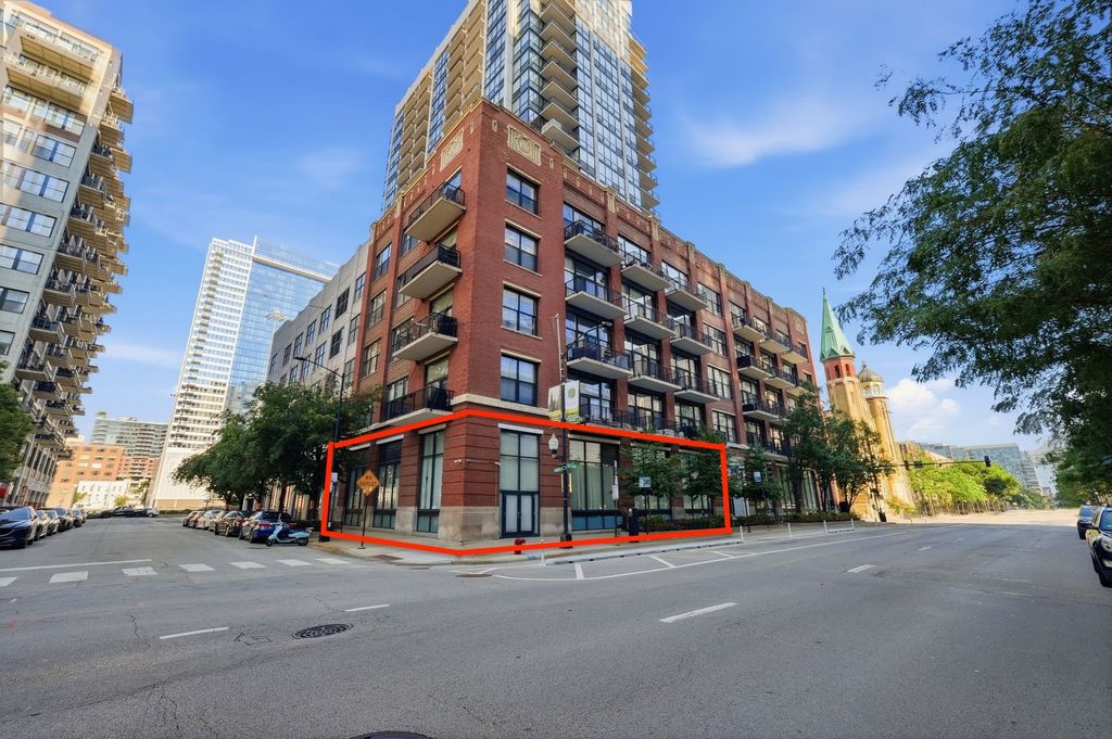 210 S Desplaines Street SE, Chicago, IL 60661