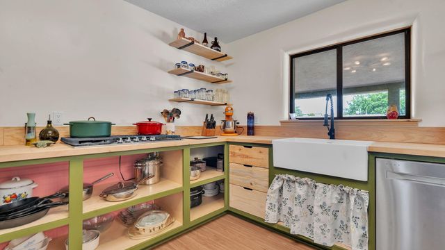 2707 Floral Road NW, Albuquerque, NM 87104
