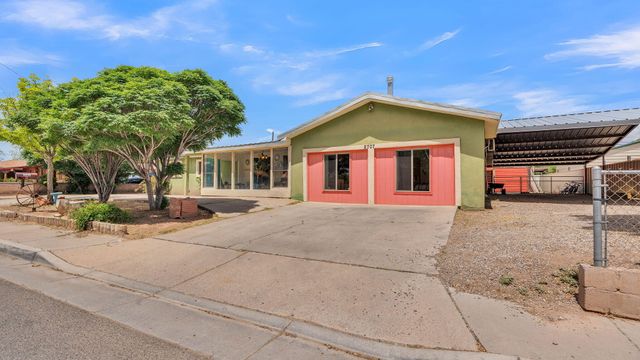 2707 Floral Road NW, Albuquerque, NM 87104