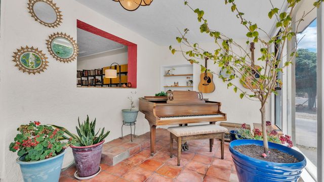 2707 Floral Road NW, Albuquerque, NM 87104