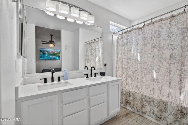 1365 W VAUGHN Avenue W, Gilbert, AZ 85233