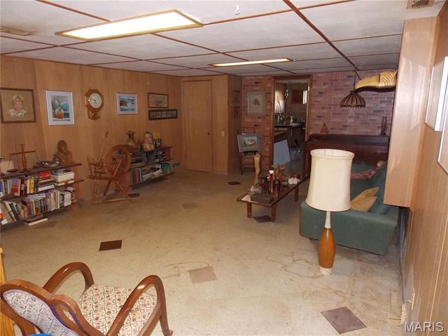 2700 Suffolk Place, Florissant, MO 63033