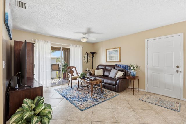205 SE Village Dr Unit 205, Port St Lucie, FL 34952