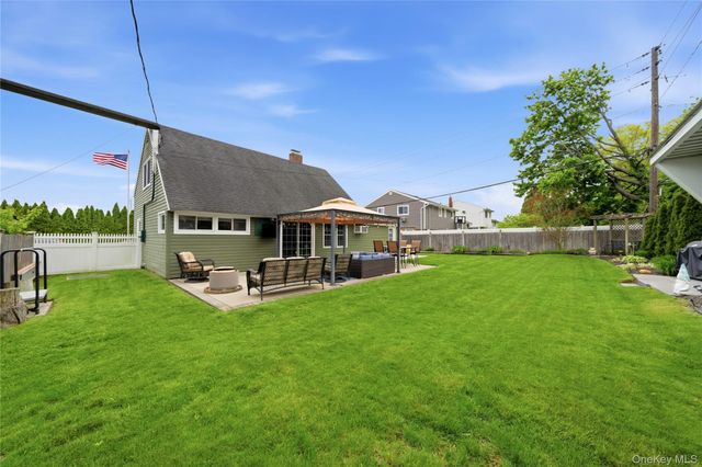 72 Walnut Lane, Hicksville, NY 11801