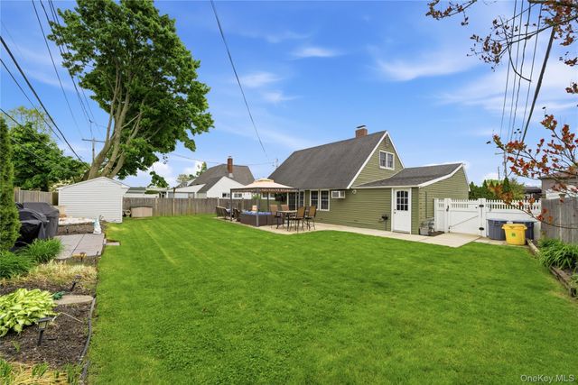 72 Walnut Lane, Hicksville, NY 11801
