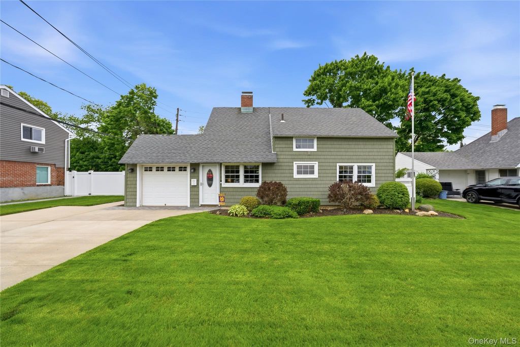 72 Walnut Lane, Hicksville, NY 11801