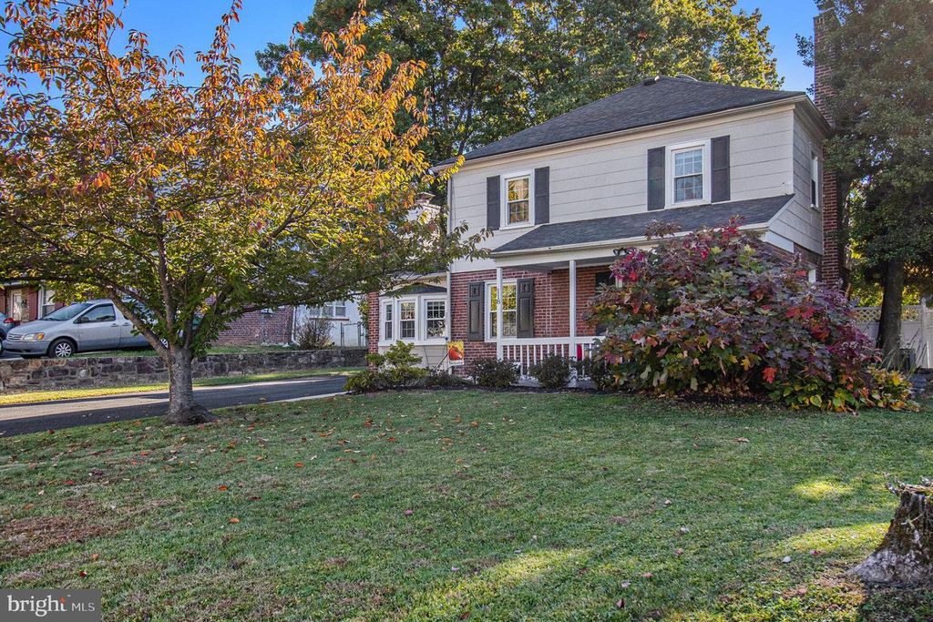 Image 2 of property listing at 118 TWINING RD, Oreland, PA 19075