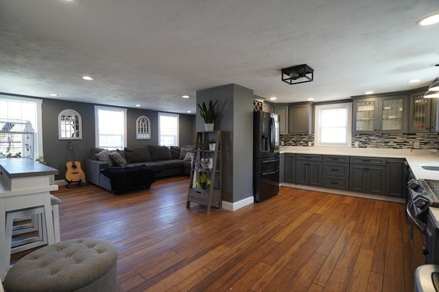 25 Cook St, Douglas, MA 01516