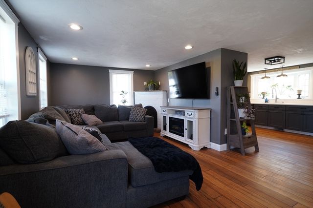 25 Cook St, Douglas, MA 01516