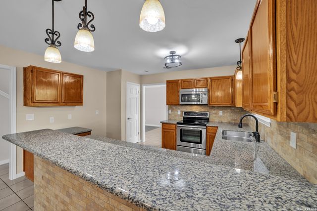 10123 Shadyglen, San Antonio, TX 78240