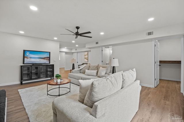 5720 Avenida Robledal, Pensacola, FL 32504