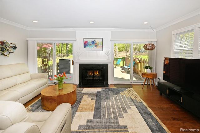 1562 Brentwood Drive, Troy, MI 48098