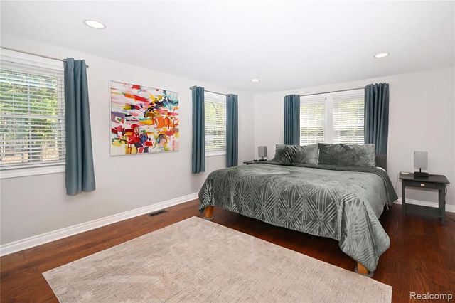 1562 Brentwood Drive, Troy, MI 48098