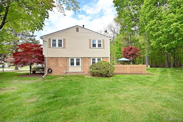 1562 Brentwood Drive, Troy, MI 48098