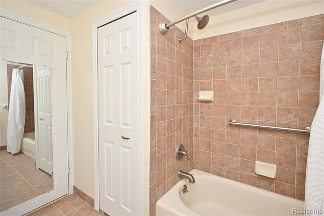 1562 Brentwood Drive, Troy, MI 48098