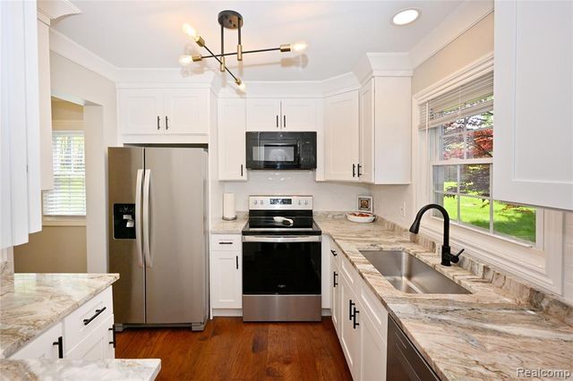 1562 Brentwood Drive, Troy, MI 48098
