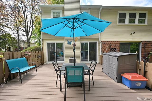 1562 Brentwood Drive, Troy, MI 48098