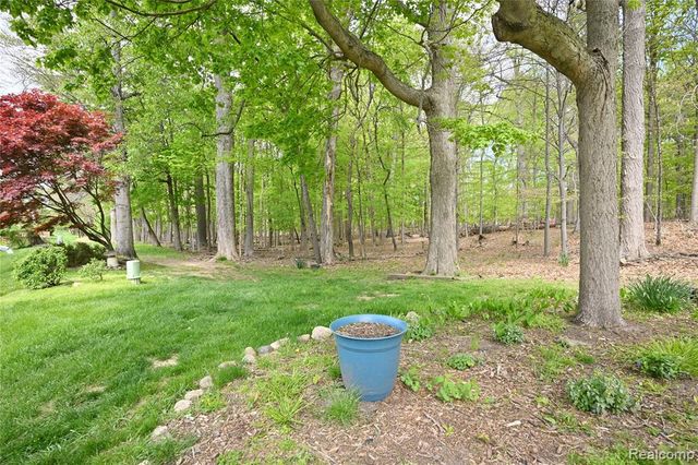 1562 Brentwood Drive, Troy, MI 48098