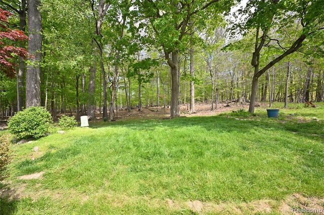 1562 Brentwood Drive, Troy, MI 48098