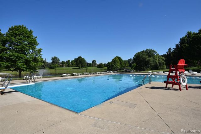 1562 Brentwood Drive, Troy, MI 48098