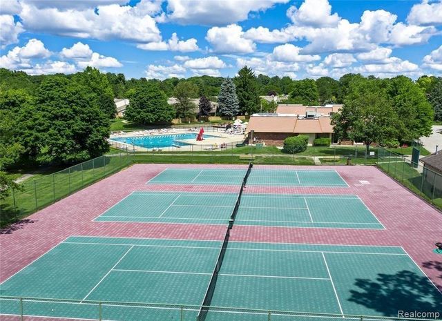 1562 Brentwood Drive, Troy, MI 48098
