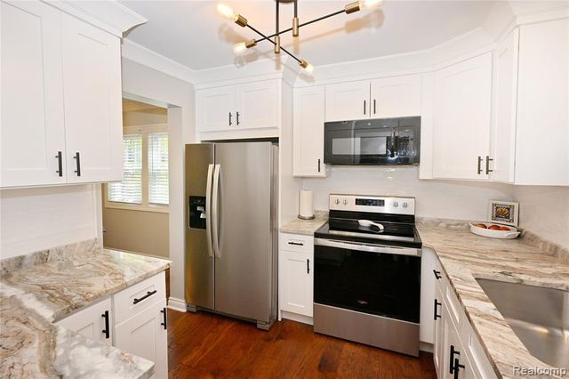 1562 Brentwood Drive, Troy, MI 48098