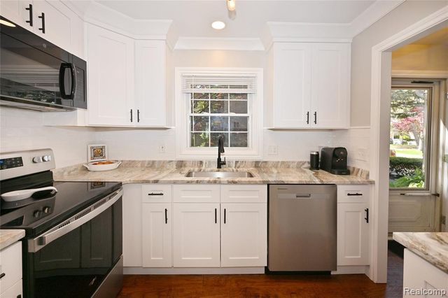 1562 Brentwood Drive, Troy, MI 48098