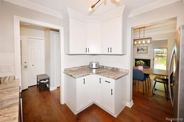 1562 Brentwood Drive, Troy, MI 48098