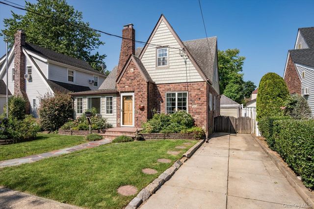 1640 Roosevelt Street, Baldwin, NY 11510