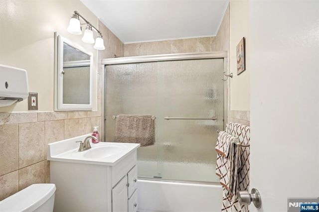 10 Independence Drive, Roselle, NJ 07203